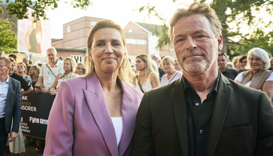 Rollerne var for en gang skyld byttet om, da Mette Frederiksen ledsagede sin mand, Bo Tengberg til Svendprisen i Svendborg.