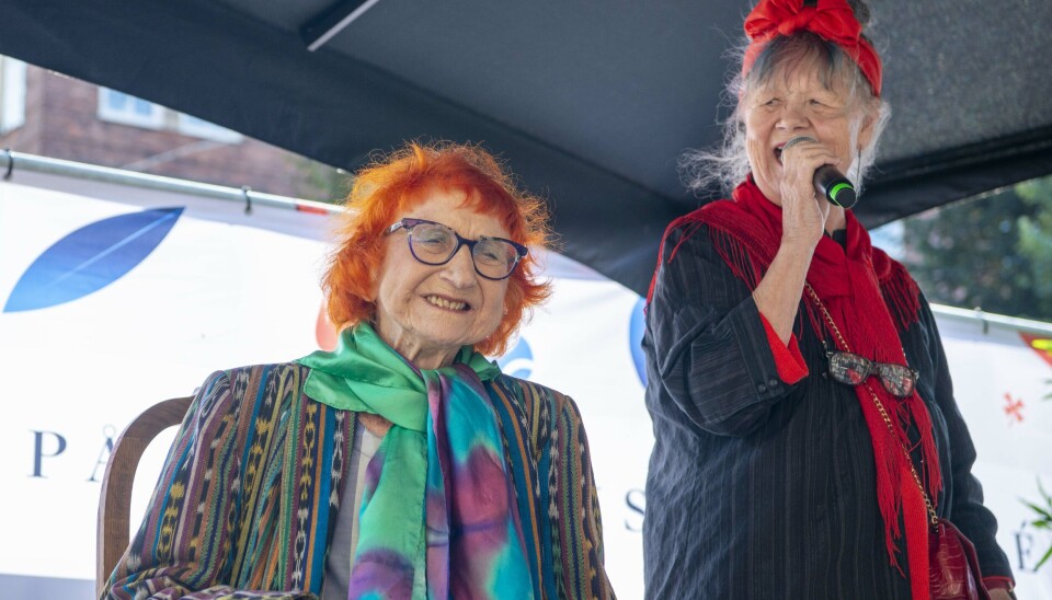 Daimi Gentle sang for Jytte Abildstrøm, da hun blev hædret med 'Teaterflisen' på Frederiksberg.