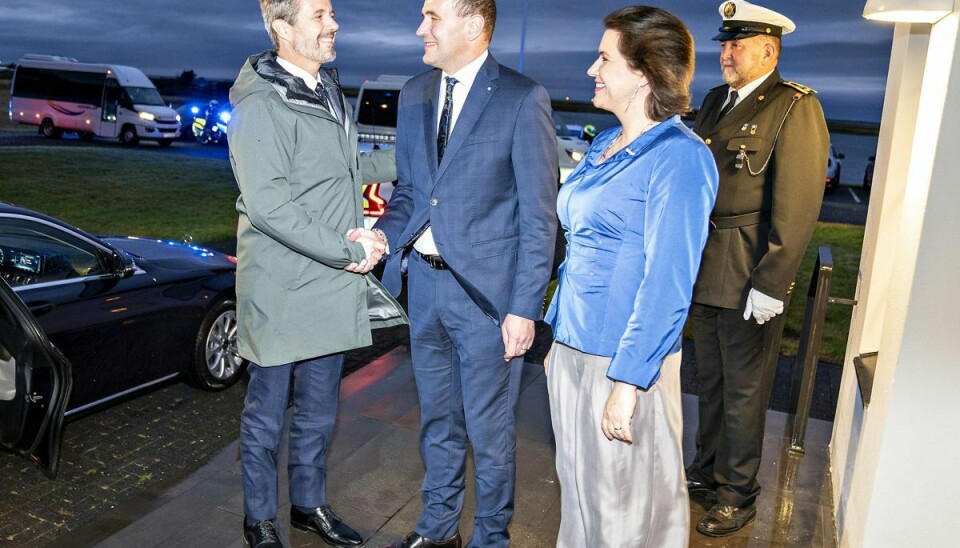 Kronprinsen hilser på Islands præsident Guðni Thorlacius Jóhannesson.