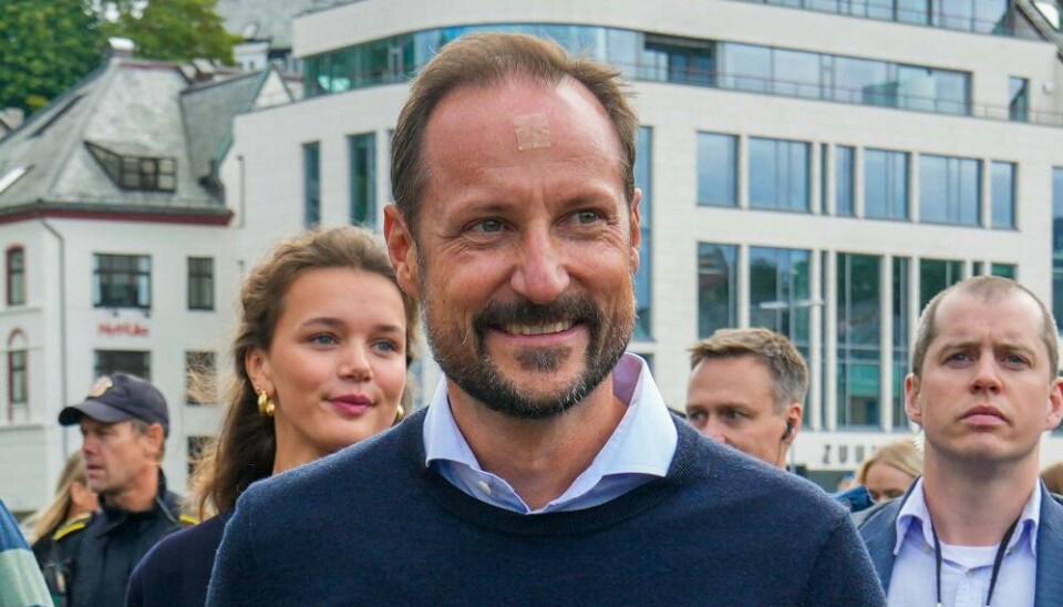 Kronprins Haakon ses her med plaster i panden fredag, hvor han deltog ved et såkaldt 'meet and greet'-arrangement forud for sin søsters bryllup.