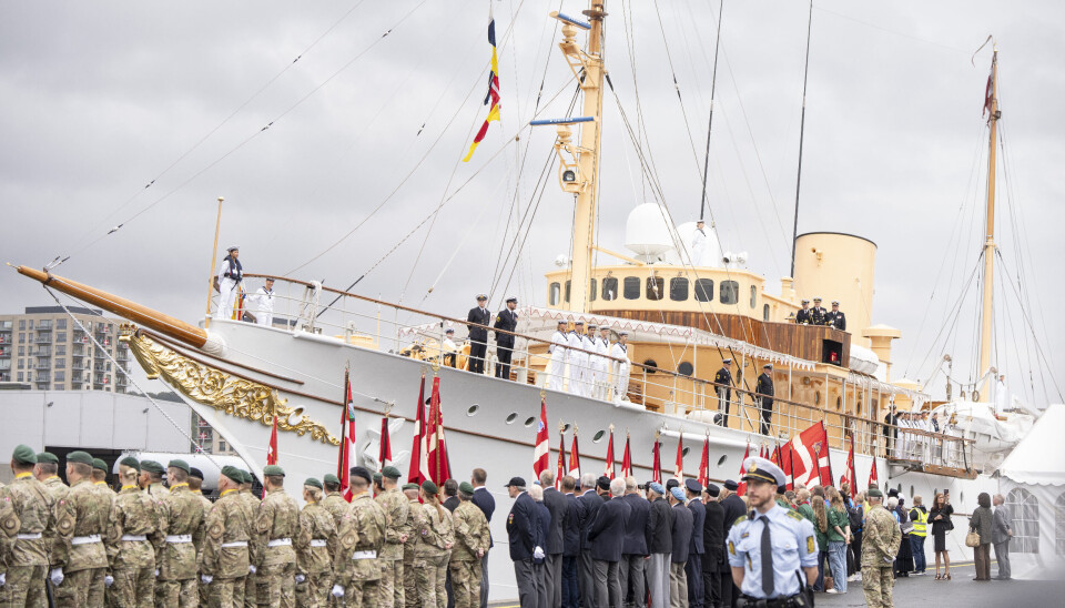 Kongeskibet Dannebrog ses her ligge ved kaj i Vejle havn den 22. august.