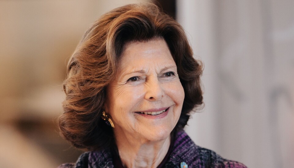 Et blink med øjet og tommel op. Dronning Silvia er begejstret over udsigten til nu snart at kunne kalde sig farmor til fire.