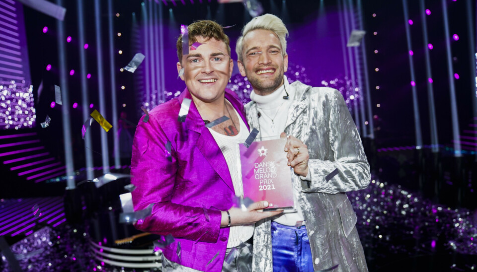 Vinderne 'Fyr & Flamme' på scenen ved Dansk Melodi Grand Prix 2021. Jesper Groth og Laurits Emanuel måtte aflyse efter ulykke.