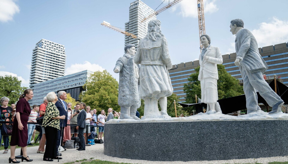 Prinsesse Beatrix ses her ved afsløringen af statuen, der er blevet rejst til minde om hendes mor. Skikkelsen, der forestiller dronning Julian er nummer to fra højre.