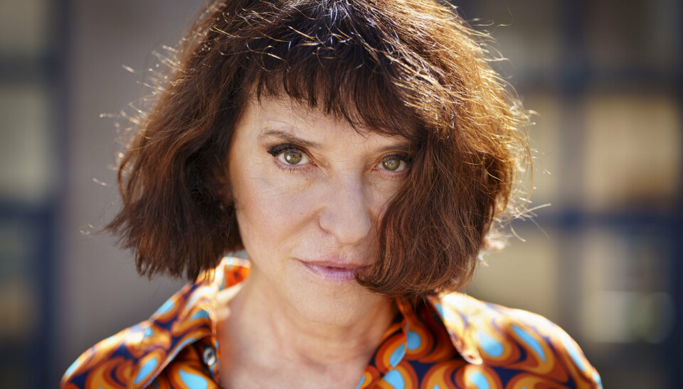 Susanne Bier har netop instrueret sin anden ting til streaminggiganten Netflix. Hun er begejstret, men behersket. - Jeg har en eller anden weird form for selvdisciplin: 'Lad være med at kage rundt i dig selv', og så tillader jeg ikke mig selv at have en fest med at være blevet færdig, siger hun.