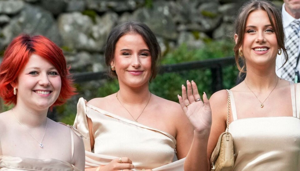 Leah Isadora Behn (th) ankommer til sin mors bryllups sammen med sine søstre, lillesøster Emma Talluhla i midten og storesøster Maud Angelica til venstre.