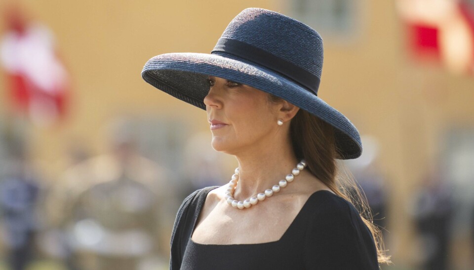 Dronning Mary iført smuk sørgetøj og matchende smyikker.