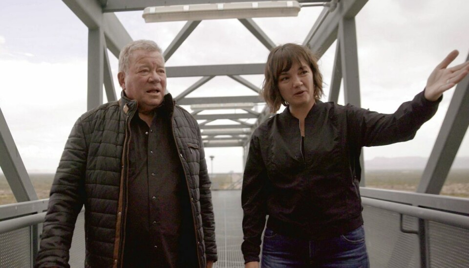 William Shatner (tv) på Blue Origins opsendelsessted i Van Horn i Texas. Han vises rundt af Sarah Knights fra rumfirmaet.