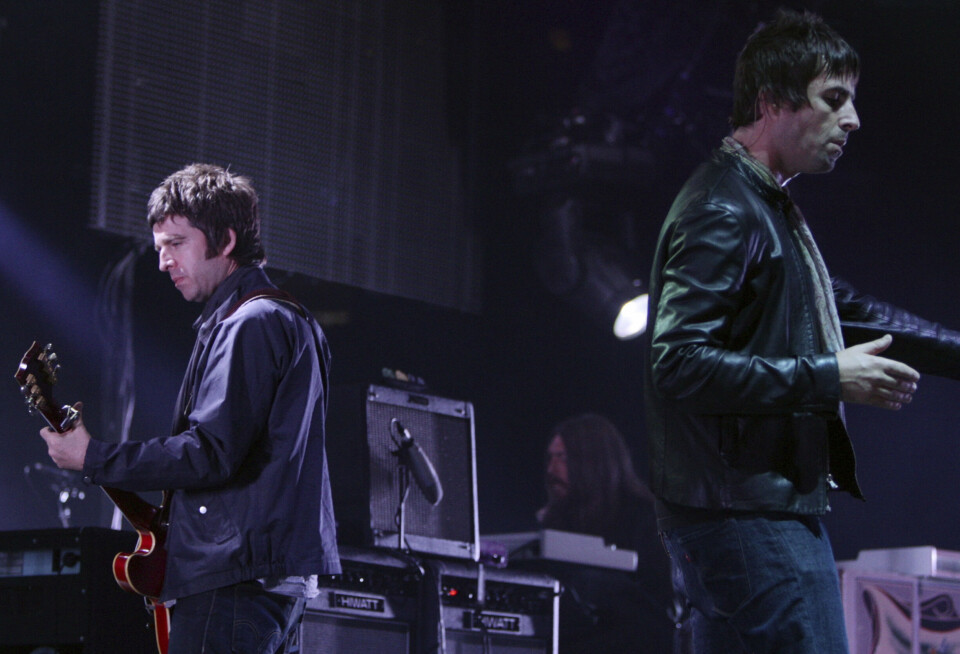 Brødrene Noel (t.v.) og Liam Gallagher, der er frontfigurerne i britiske Oasis, gendanner det legendariske 90'er-rockband og spiller en række koncerter. Men mange fans har klaget over, at billetudbyderen TicketMaster har skruet markant op for priserne.