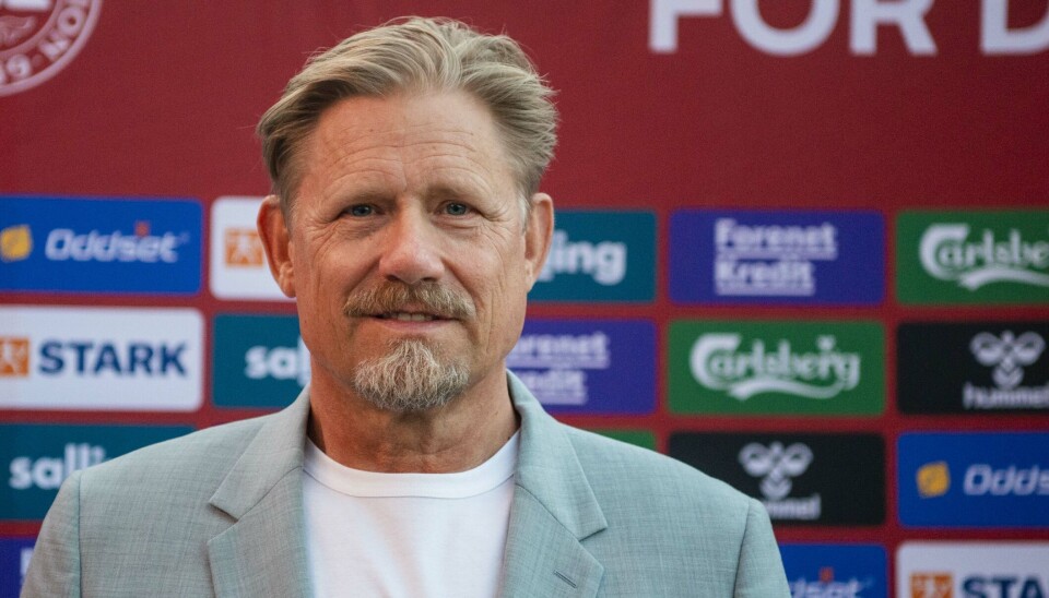 Peter Schmeichel hjælper dansk angriber.
