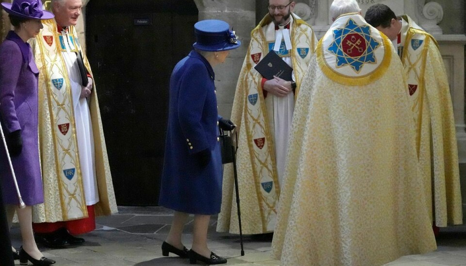 Dronningen besøgte Westminster Abbey den 12. oktober. Med sig havde hun en stok.