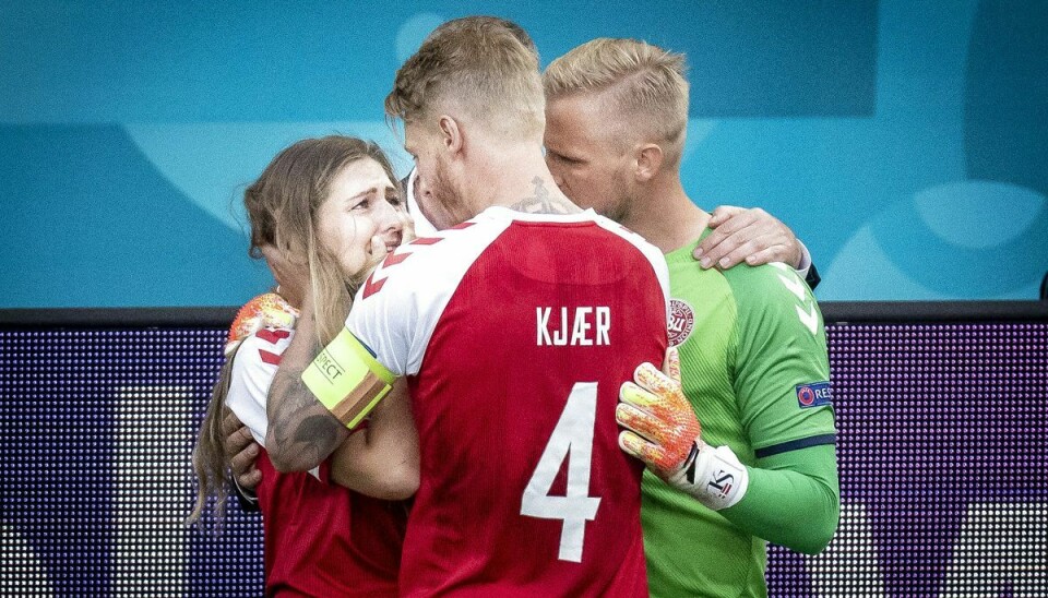 Det chokerende og samtidig rørende øjeblik, hvor Simon Kjær trøster Sabrina Kvist Jensen efter Christian Eriksens kollaps under kampen mod Finland.