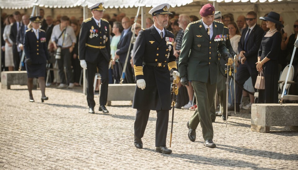 Kong Frederik suser af sted henover brostenene.