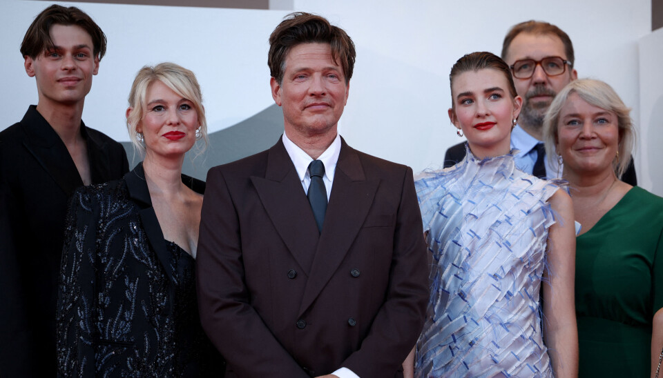 Thomas Vinterberg sammen med castet bestående Albert Rudbeck Lindhardt, Helene Reingaard Neumann, Amaryllis August og producent Olivier Bibas ved filmfestivalen i Venedig.