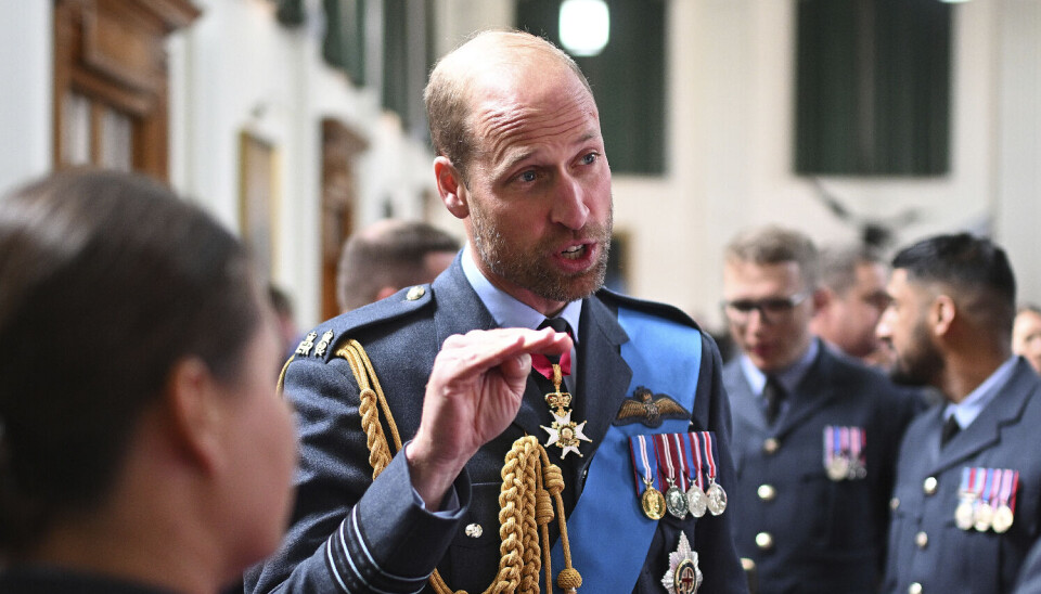 Prins William - nu med skæg - under torsdagens besøg i Lincolnshire.
