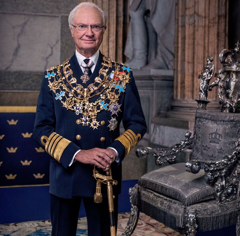 Kong Carl Gustaf ses her ved 'Silvertronen', der blev fremstillet i forbindelse med dronning Kristinas kroning i 1650.