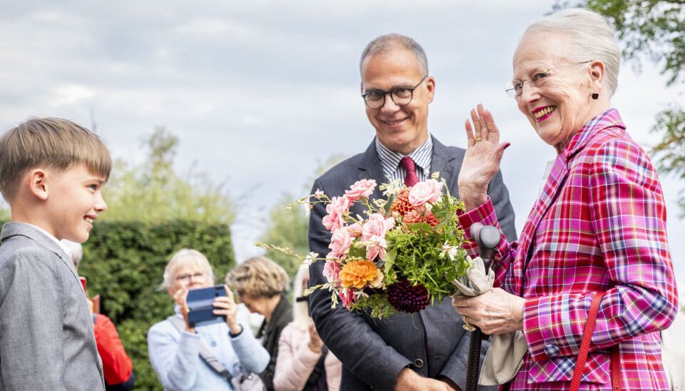 Dronningen bliver her modtaget med blomster ved ankomsten til Rungstedlund.