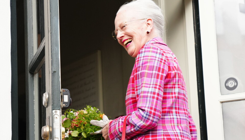 - Det går så fint, lød det fra en storsmilende dronning Margrethe, inden hun gik ind på Rungstedlund.