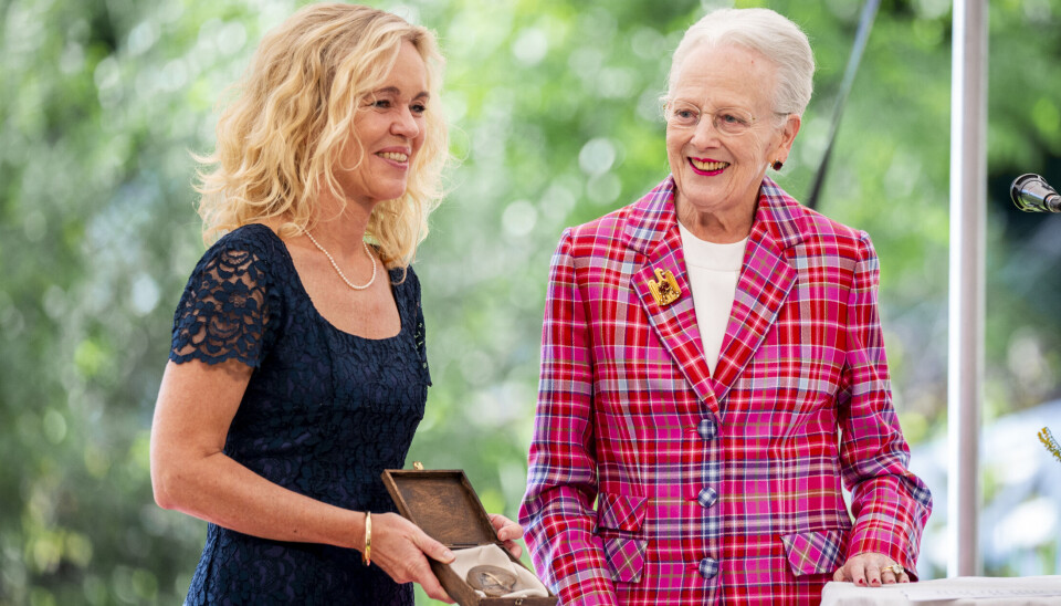 Dronning Margrethe ses her med årets prismodtager, astrofysiker ved Niels Bohr Institutet, Anja C. Andersen.