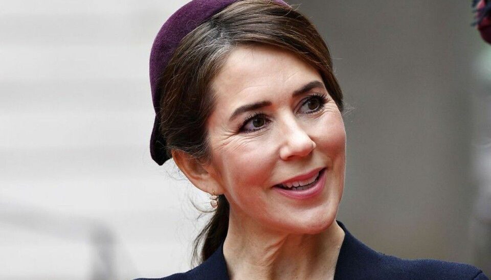 Billedet her er fra den 5. oktober, hvor folketinget åbnede og her er det tydeligt, at der er begyndt at dukke noget gråt op i Mary frisure. Billedet her er fra den 5. oktober, hvor folketinget åbnede og her er det tydeligt, at der er begyndt at dukke noget gråt op i Mary frisure.