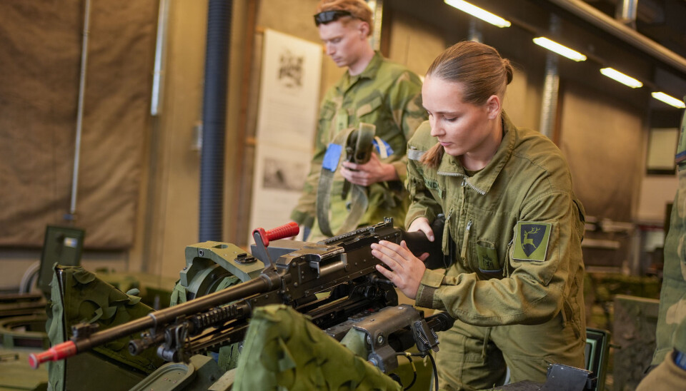 Prinsessen ved maskingeværet på det CV90 Sting-køretøj, hvor hun er en del af besætningen.