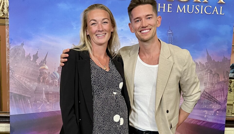Morten Kjeldgaard med rugemoren Nanna Brandt, der har født tvillinger som surrogatmor.