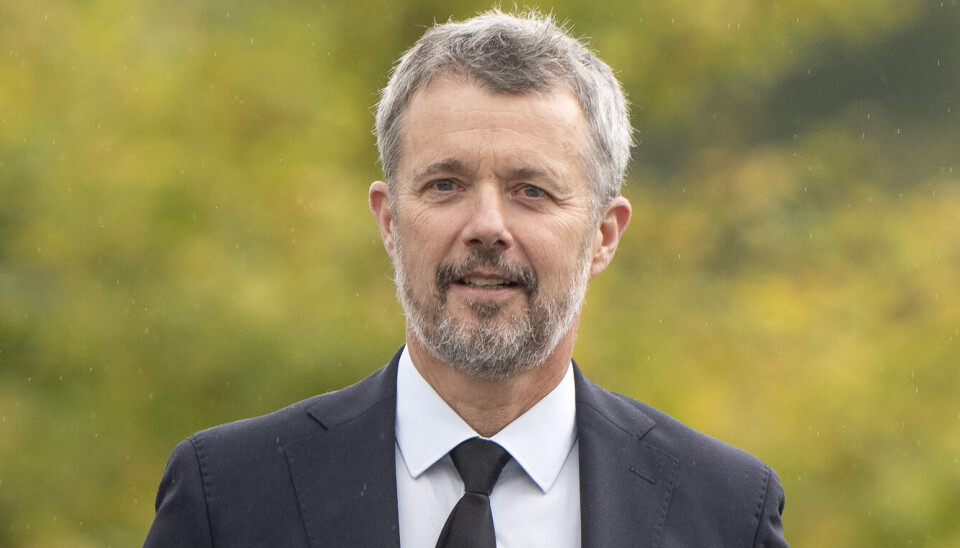 Kong Frederik lægger i dag den første sten i fundamentet, når genopbygningen af Børsen i København skydes i gang.