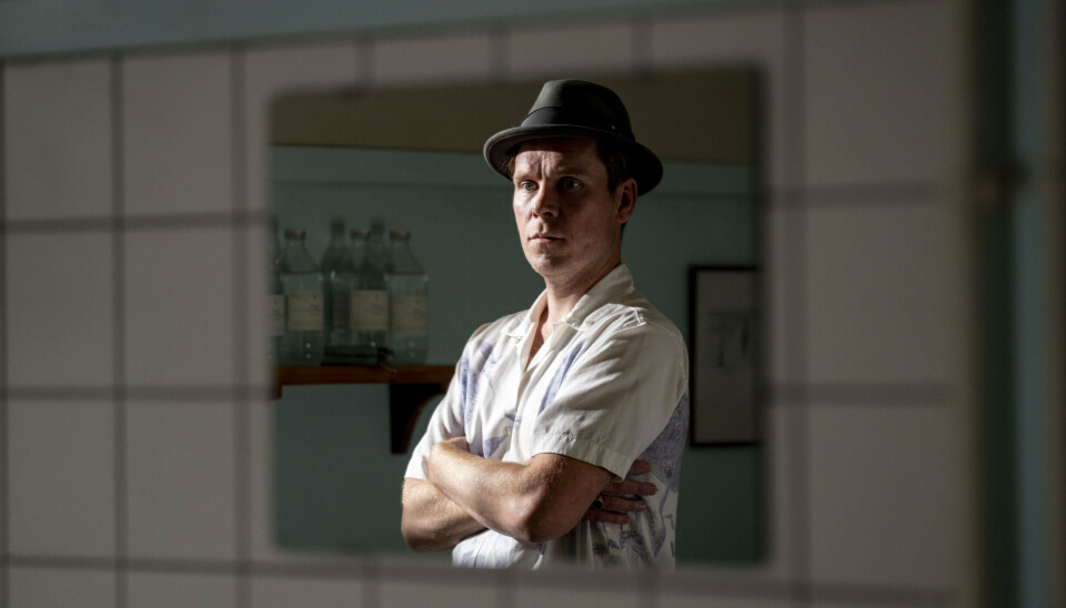 Thue Ersted Rasmussen ved, at han kommer til at hade at se sig selv på skærmen, når han kommer hjem. Derfor har han lært at tilgive sig selv.
- Ellers kan man lynhurtigt ryge ned i selvhad og tvivl, lyder det fra den 38-årige aalborgenser.