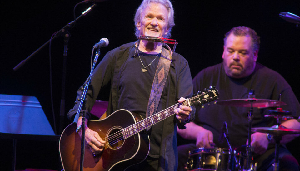 Kris Kristoffersen giver her koncert i Lancaster i den amerikanske delstat Pennsylvania. Som så ofte før var han bevæbnet med harmonika og sin Gibson Hummingbird-guitar.