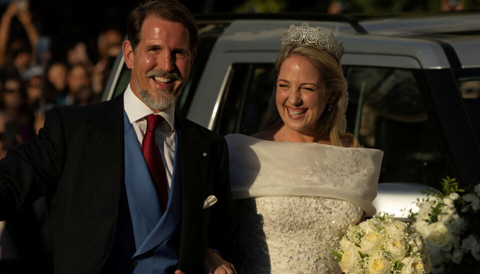 Prinsesse Theodora ankommer til Metropolis katedralen ledsaget af sin storebror kronprins Pavlos, der også fulgte hende op ad kirkegulvet.