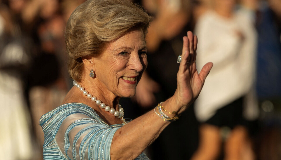Her er det dronning Anne-Marie, der ankommer til sin datters bryllup
