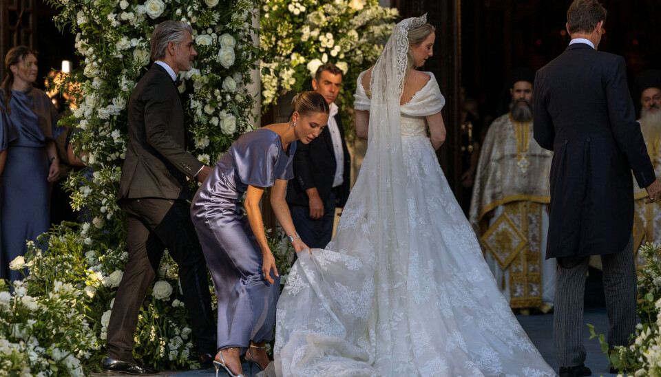 Brudesløret lægges i de rette folden inden prinsesse Theodora bliver ført op ad gulvet af kronprins Pavlos.