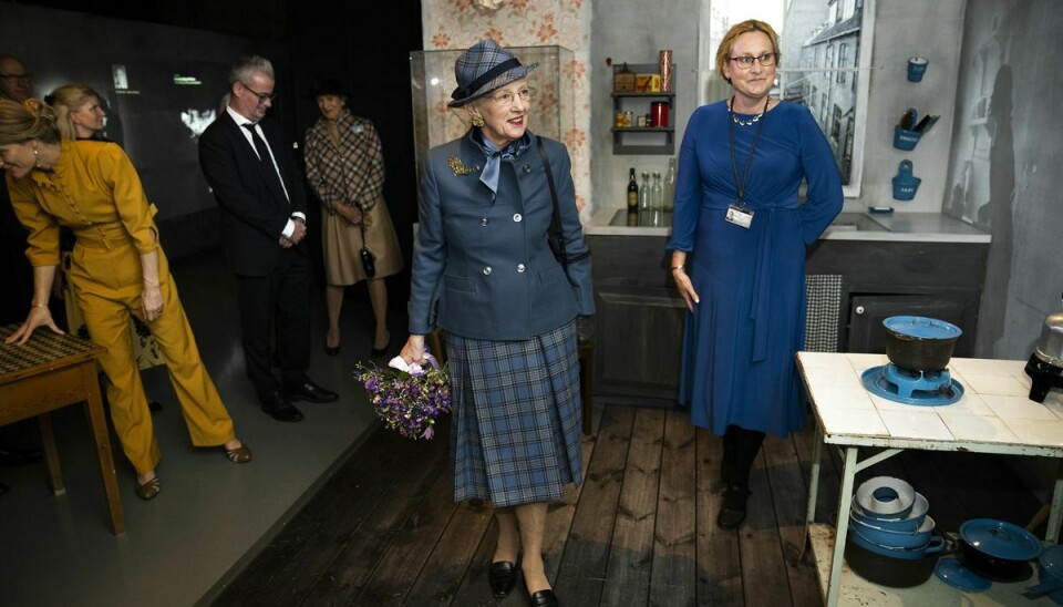 Mette Boritz viser dronningen rundt i museet.
