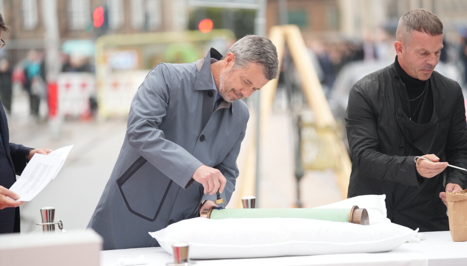 Frederik ses her forsegle tidskapslen med det særlige Merkur-symbol.