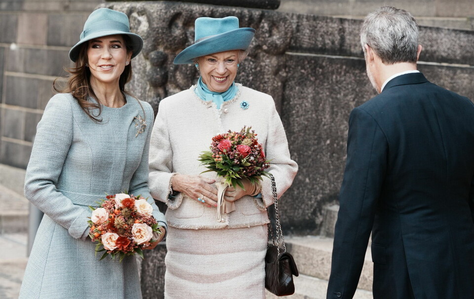 Dronning Mary og prinsesse Benedikte ankommer til Folketingets åbning.