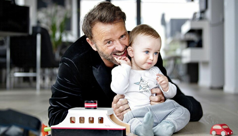 Dennis Knudsen, stylist, makeupartist og frisør, blev som 56-årig far til skønne Lucas.