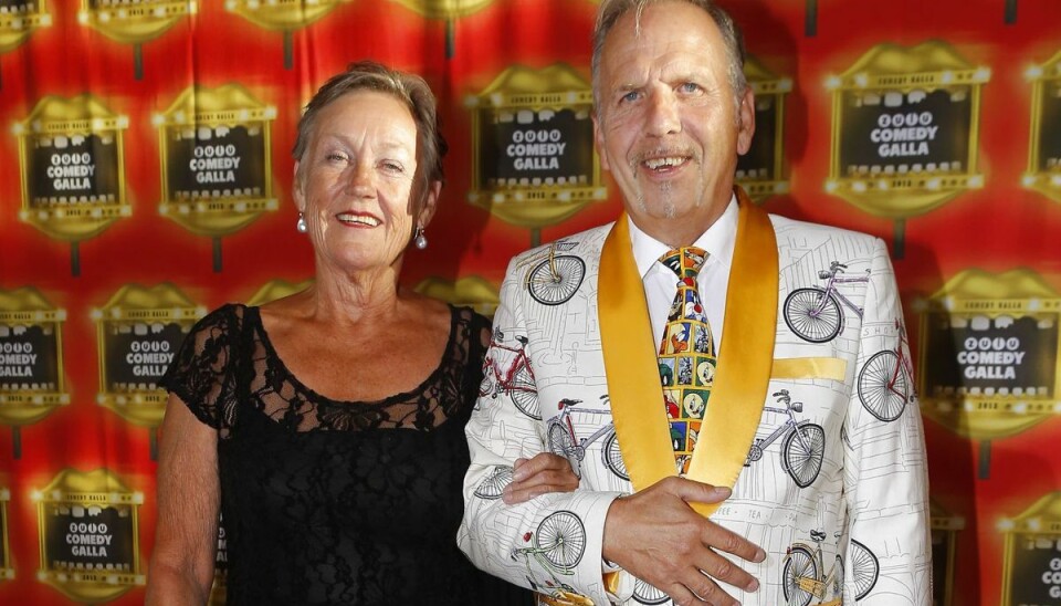 Fredag efter fredag sidder Jacob Haugaards hustru gennem knap 40 år, Ilse, trofast blandt publikum i 'Vild med dans'. - Jeg danser bare, og så sørger hun for alt det andet - alle de borgerlige ting. Hun er også min manager og står for vores økonomi, vores hus - og ja, egentlig også for mig. Det er hende, der har det sidste ord. Jeg er sådan en, der siger ja til alt. Jeg er så konfliktsky, så vi fungerer godt. Vi har også tiltro til hinanden og står ikke og tjekker hinanden. Er der noget, der kan gøre en trodsig, så er det sådan noget, siger Jacob Haugaard. (Arkivfoto) Fredag efter fredag sidder Jacob Haugaards hustru gennem knap 40 år, Ilse, trofast blandt publikum i 'Vild med dans'. - Jeg danser bare, og så sørger hun for alt det andet - alle de borgerlige ting. Hun er også min manager og står for vores økonomi, vores hus - og ja, egentlig også for mig. Det er hende, der har det sidste ord. Jeg er sådan en, der siger ja til alt. Jeg er så konfliktsky, så vi fungerer godt. Vi har også tiltro til hinanden og står ikke og tjekker hinanden. Er der noget, der kan gøre en trodsig, så er det sådan noget, siger Jacob Haugaard. (Arkivfoto)