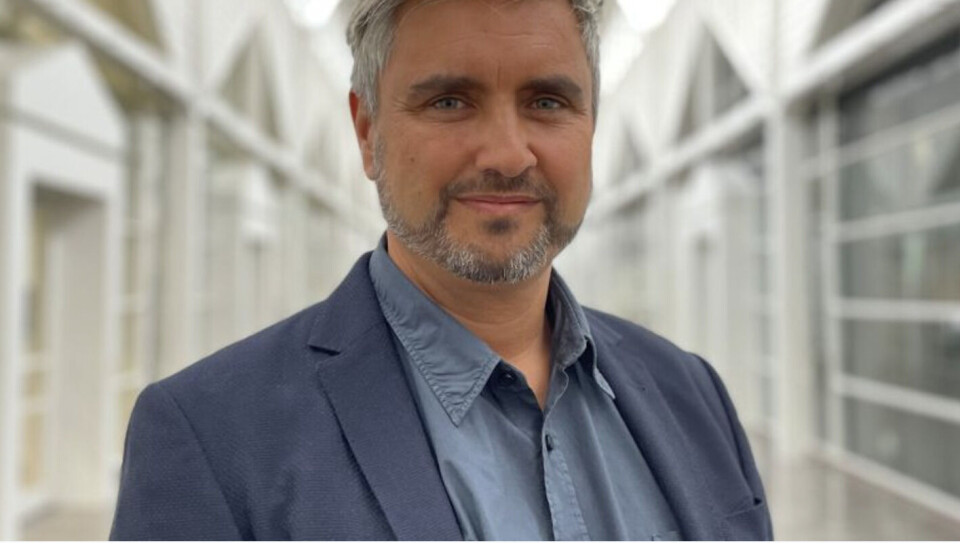 Peter Møllers opgaver bliver både at skabe journalistiske historier ud fra åbne kilder på internettet og at verificere billeder og oplysninger, der møder danskerne i forbindelse med aktuelle begivenheder, skriver TV 2 om jobbeskrivelsen.