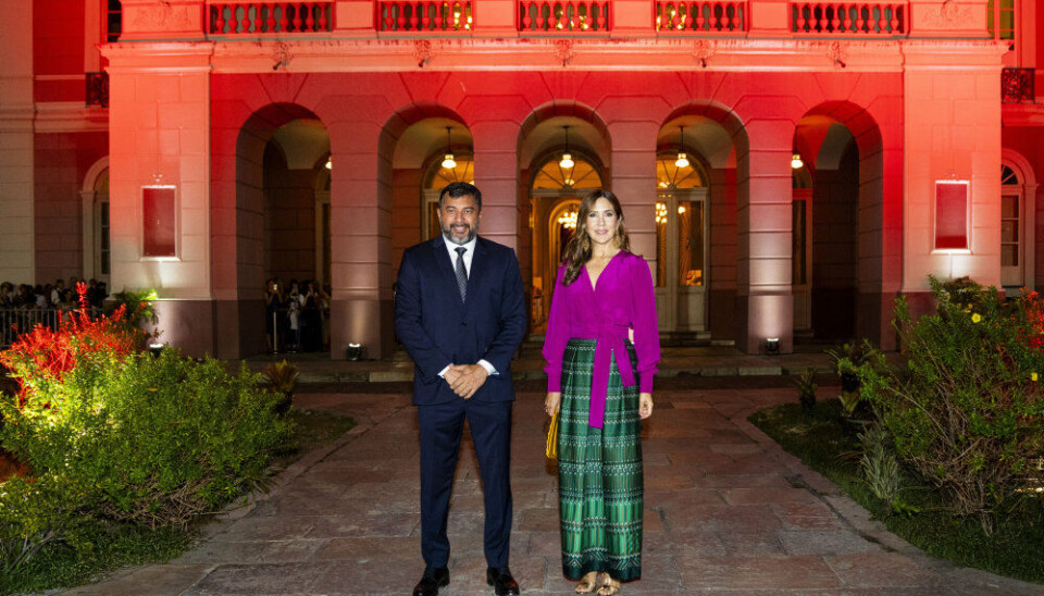 Dronning Mary blev modtaget af guvernøren for delstaten Amazonas, Wilson Lima, da hun ankom til Teatro Amazonas i Manaus.