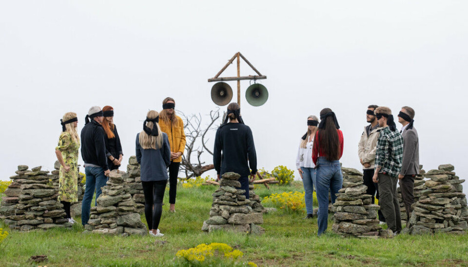 12 almindelige danskere skal i realityprogrammet 'Flokken' hjælpes ad med at overleve og finde penge i den bulgarske natur.