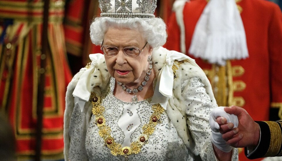 Hun skal træffe et valg Britiske medier skriver, at unavngivne kilder blandt kongehusets rækker er rasende og forargede over, at Harry og Meghan er i kontakt med dronningen.