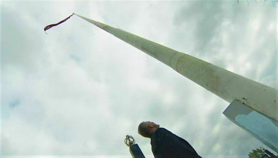 Her ses Brøndbys borgmester foran den 50 meter høje flagstang.