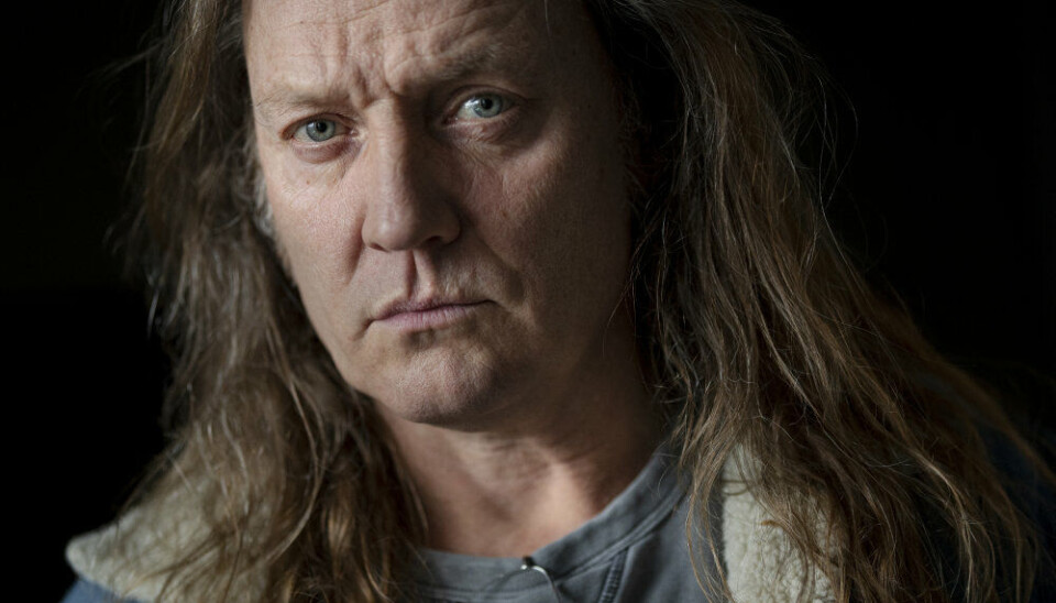 Forsanger og guitarist Jesper Binzer fra D-A-D er blevet skilt fra sin kone Louise Giese efter 14 års ægteskab.