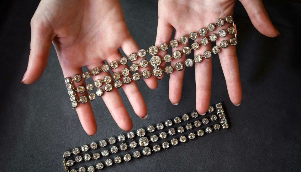 To strålende diamantarmbånd, som har tilhørt den franske dronning Marie Antoinette, kommer under hammeren i Genève senere i år, oplyser auktionshuset Christie's onsdag. To strålende diamantarmbånd, som har tilhørt den franske dronning Marie Antoinette, kommer under hammeren i Genève senere i år, oplyser auktionshuset Christie's onsdag.