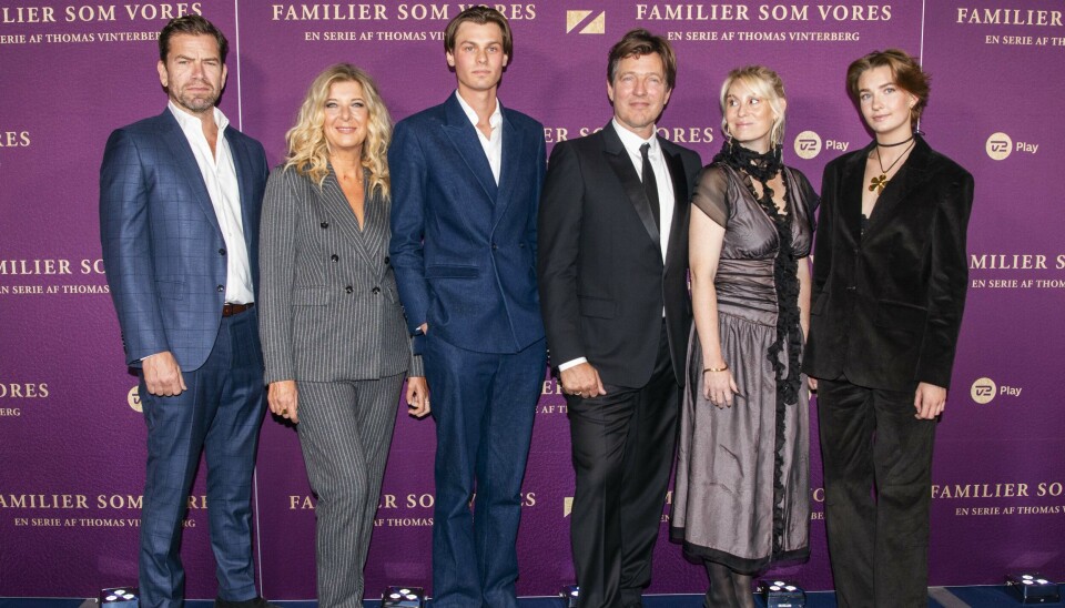 Nikolaj Lie Kaas spiller sammen med blandt andre Paprika Steen, Albert Lindhardt og Amaryllis August (th.) i 'Familier som Vores', der er instrueret af Thomas Vinterberg - her med hustruen Helene Reingaard Neumann. (i midten)