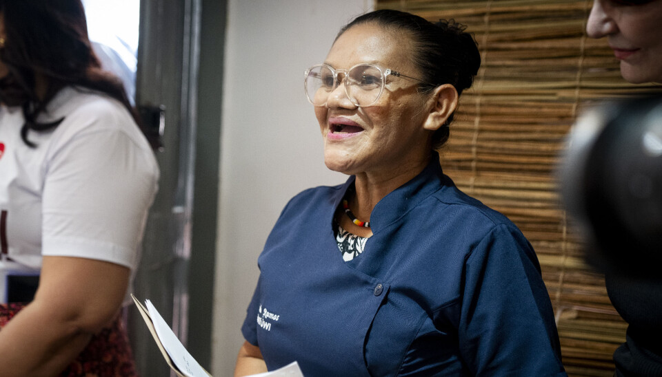 Restaurantens stifter og chefkok Clarinda Maria Ramos præsenterer dagens frokostmenu.