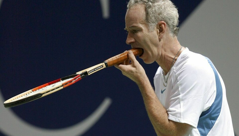 John McEnroe tager ketcheren i munden efter han missede en bold mod Björn Borg under 'The Legends Rock Dubai' i 2006.