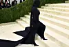 En stjerne ankommer til Met Gala 2021. Kan du se, hvem det er?