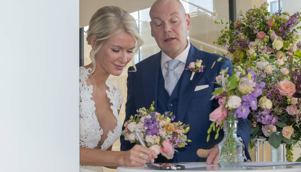 Katrine Wadil og Andreas Bo underskriver vielsesattesten.