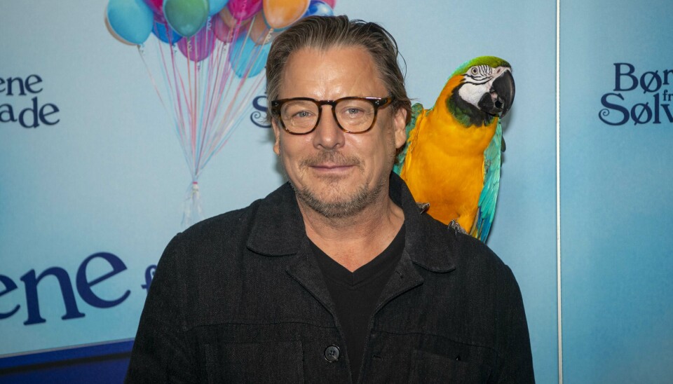 Anders W. Berthelsen med papegøje på.